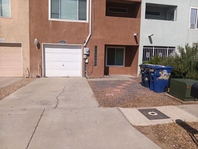 Building Photo - 3 Bedroom, 2.5 Bathroom Home! Schedule a S...