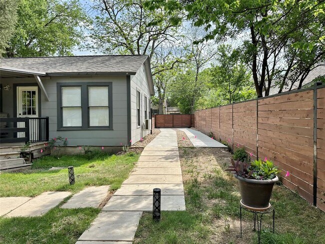 Building Photo - 914 E 39th St