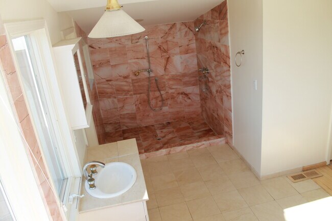 Building Photo - 230 Diviso St