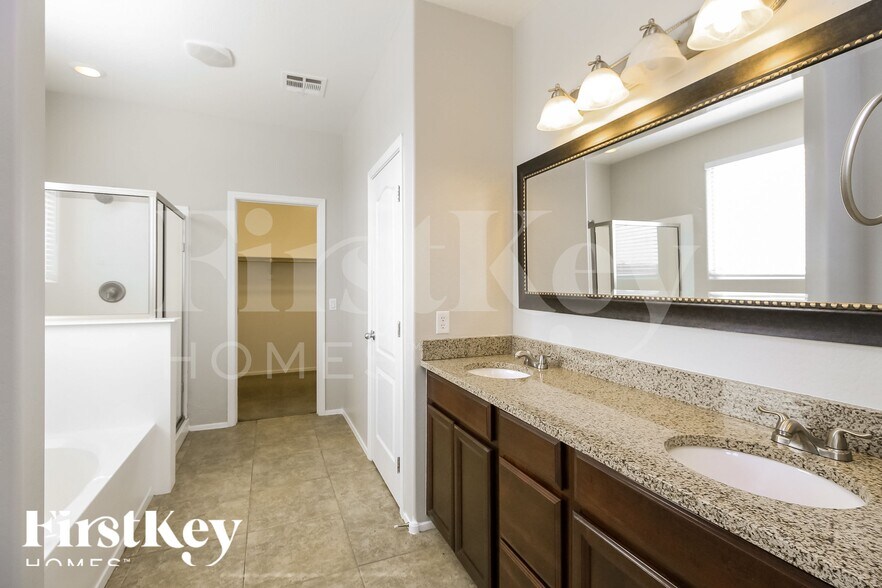 Building Photo - 837 E Cierra Cir