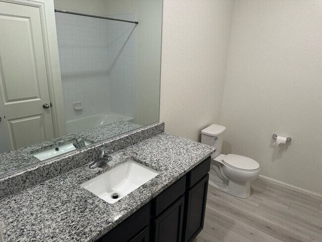 Building Photo - New 3 bedroom, 2 bath ranch style home in ...