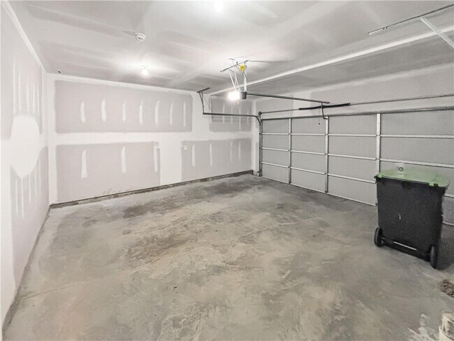 Building Photo - 5784 Silver Lk Dr