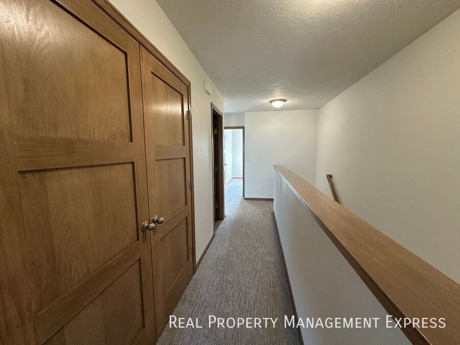 Building Photo - Beautiful 3 Bedroom 2.5 Bathroom Townhome