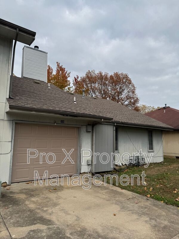 Building Photo - 300-310 Streamside Ct