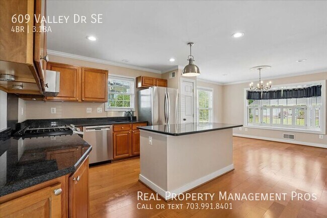Building Photo - 609 Valley Dr SE