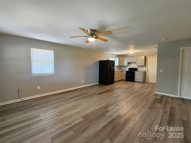 Building Photo - 4633 Club View Dr