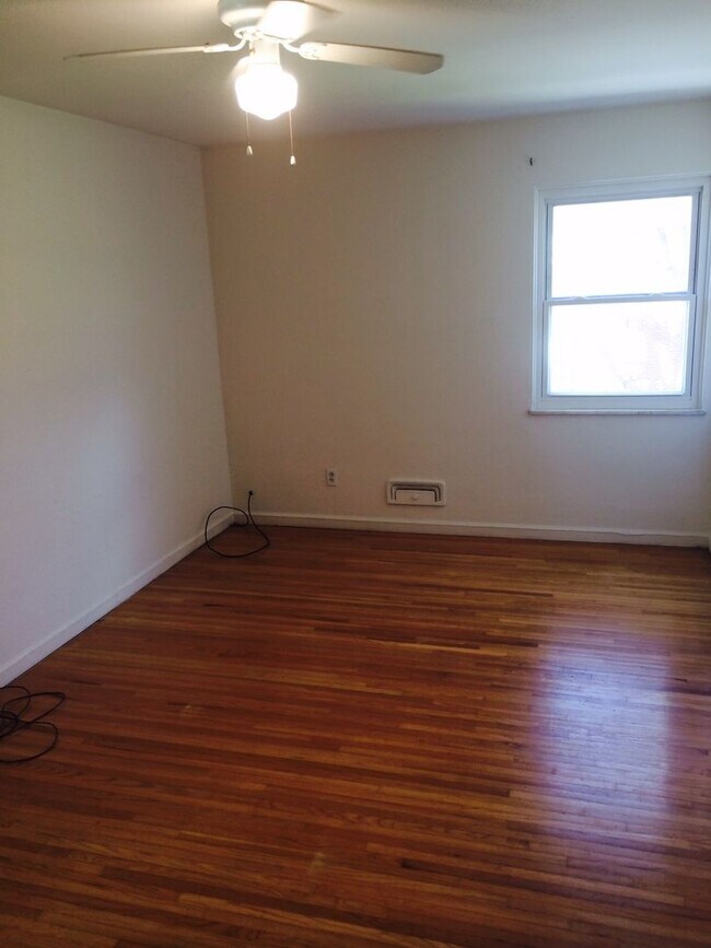 Building Photo - 2127 Collinway St