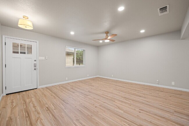 Building Photo - 2 Bed, 2 Bath Duplex