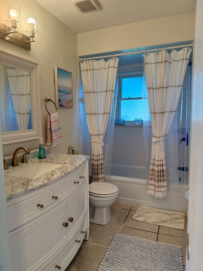 Building Photo - 5840 Tanglewood Dr NE