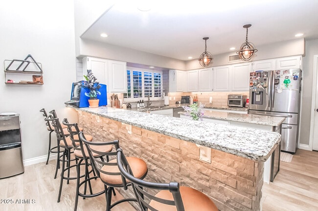 Building Photo - 907 E San Remo Ave