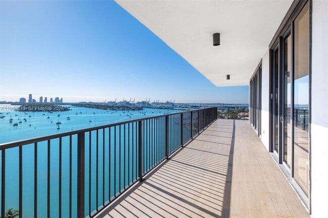 Building Photo - 1000 Venetian Way