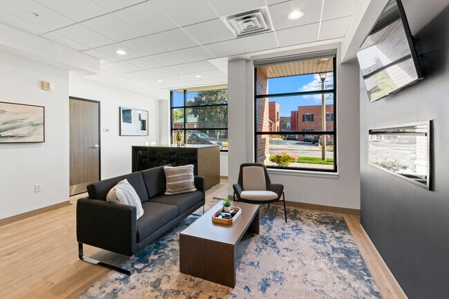 Building Photo - 2420 E Capitol Dr