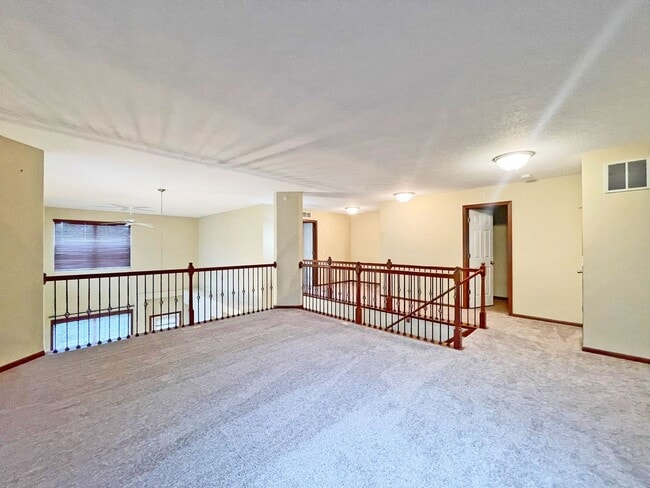 Building Photo - Spectacular SPACIOUS 3 Bedroom Plus Giant ...