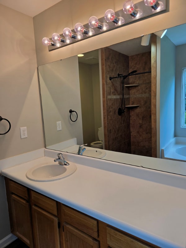 Building Photo - 945 Ujamaa Dr