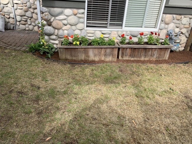 Building Photo - Gorgeous Ravenna Townhome
