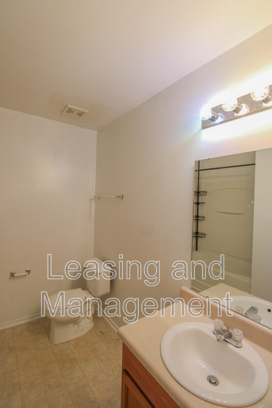 Building Photo - 8811 Kellum Dr