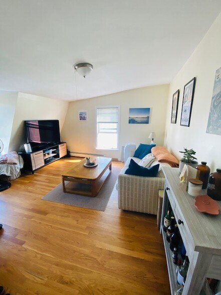 Primary Photo - 9 Parker St