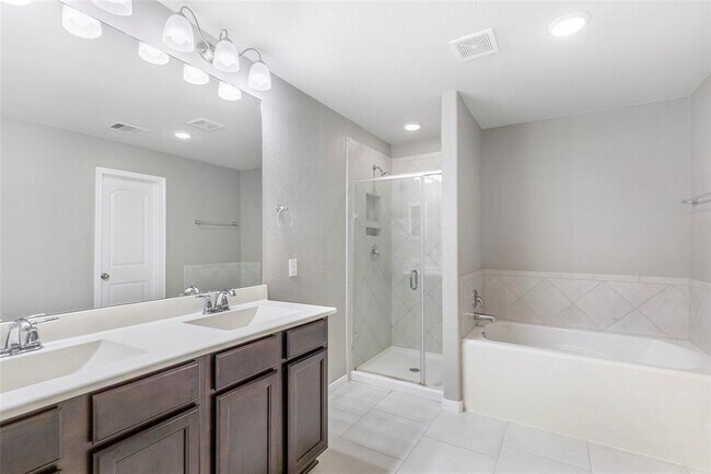 Building Photo - 18115 Van Berkel Ln