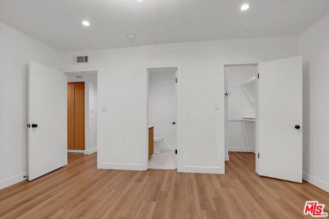 Building Photo - 950 Havenhurst Dr