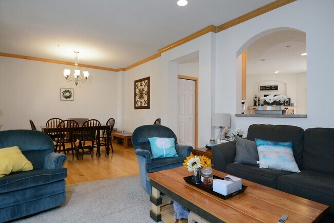 Building Photo - Spacious 4-Bed 3.5-Bath in Blaine - Available 6/10!