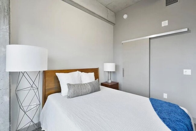 Building Photo - FURNISHED STUDIO IN THE HEART OF THE NORTH LOOP - UTILITIES INCLUDED!