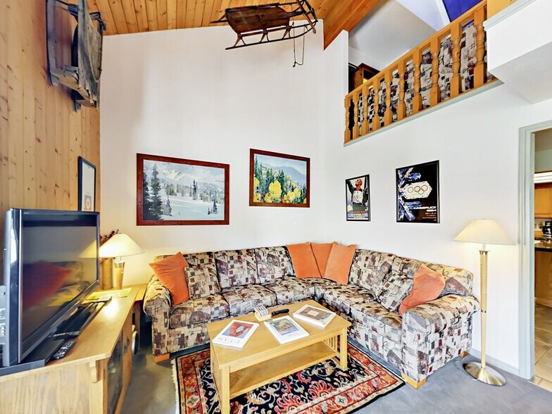 Building Photo - 8014 S Sunnyoak Cir