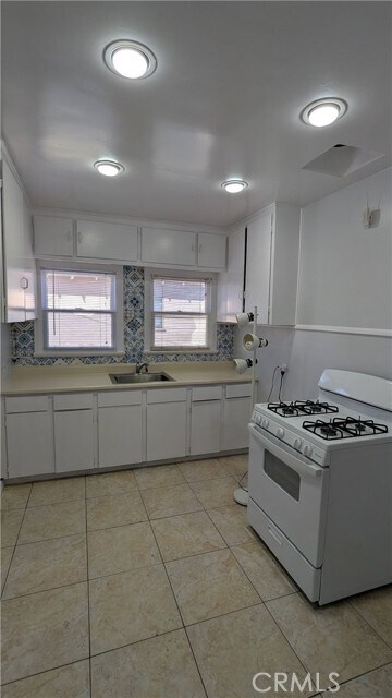 Building Photo - 8801 Valley View St