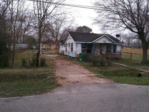 Building Photo - 3 Bedroom Home For Lease