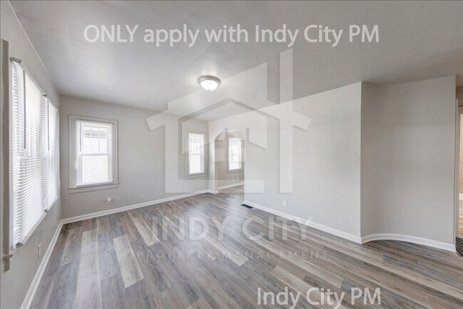 Building Photo - 1326 N Gladstone Ave