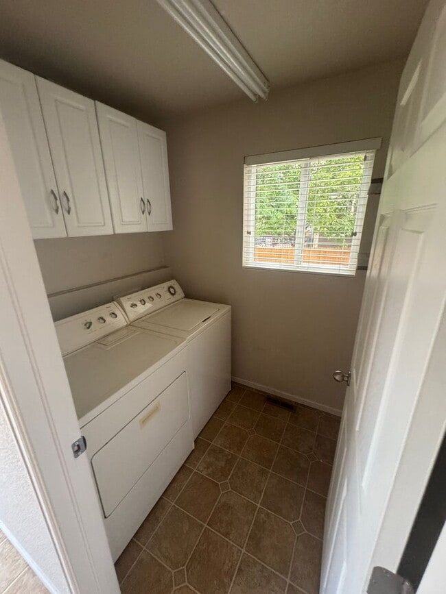 Building Photo - 2127 Mainsail Dr