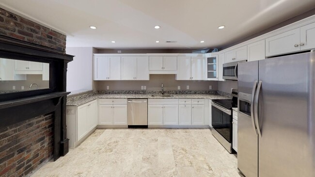 Building Photo - 7BR/5BA in Fort Sanders | Walk to UTK & Ne...