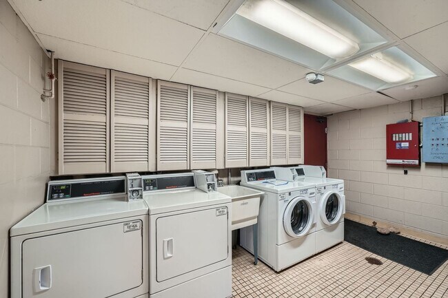 Building Photo - Sunny 6th-Floor Condo at Penn Towers – Rig...
