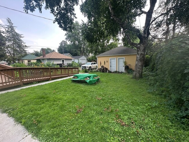 Building Photo - Spacious 3-Bedroom w/ Sundeck & In-Unit La...