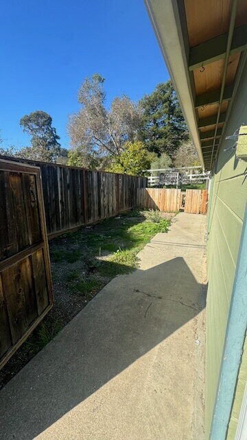 Building Photo - Move-in special: 50% off first month!  Pea...