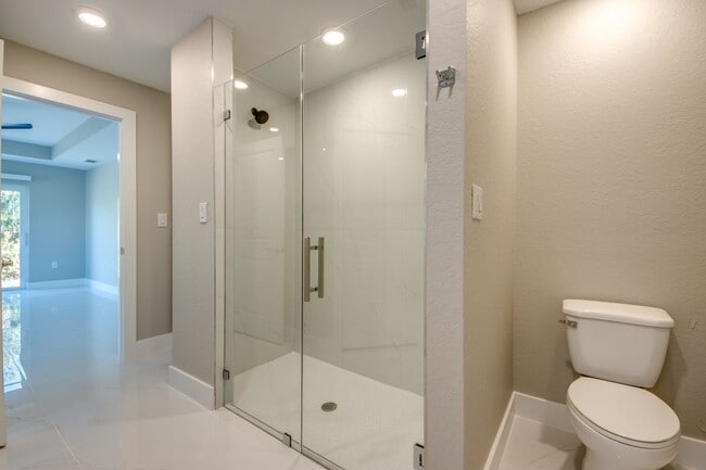 Building Photo - 3433 NE 11th Pl