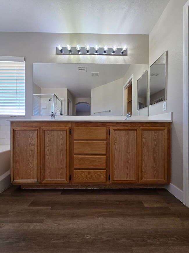 Building Photo - A Fabulous 5 Bedroom Home with 1 Bedroom and 3/4 Bathroom downstairs