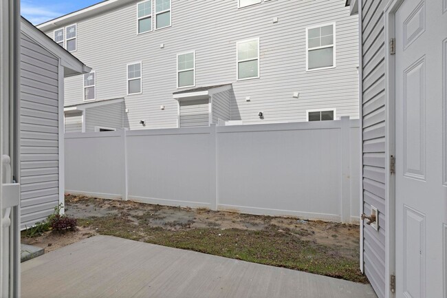 Building Photo - 2 Bedroom with Community pool- close to be...