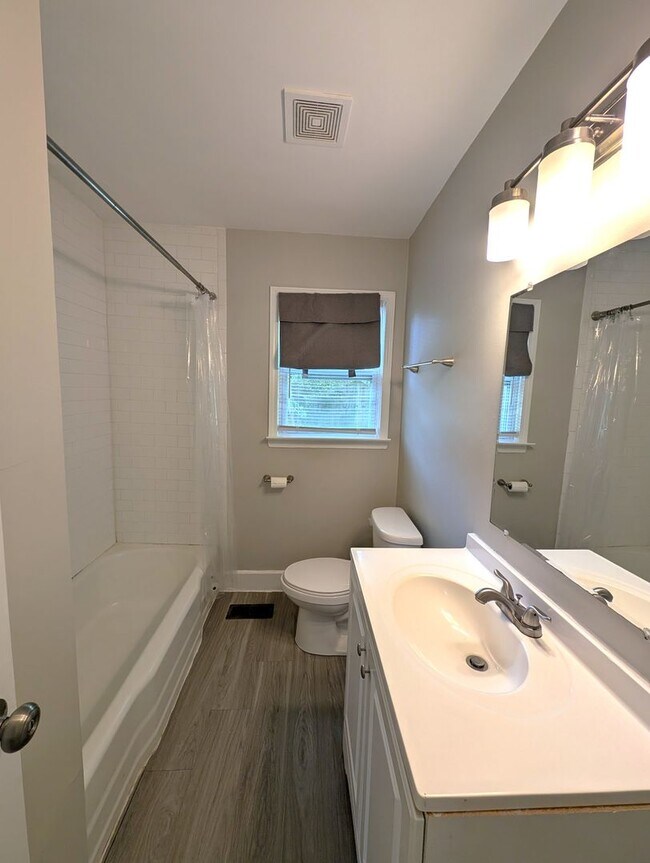 Building Photo - Minutes from Uptown!  100% Renovated!