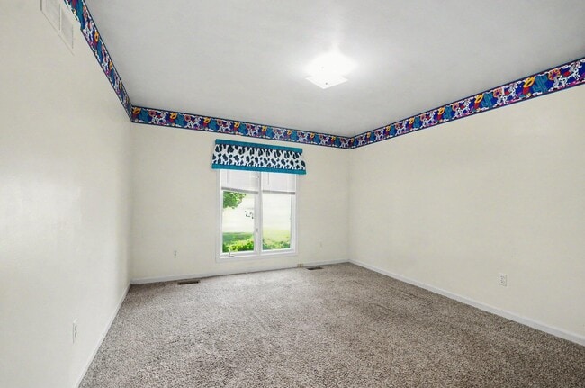 Building Photo - 456 Essex Dr