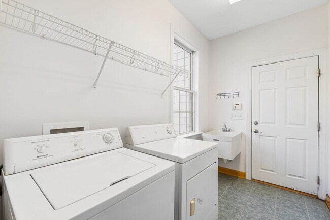 Building Photo - Exceptional 5-Bedroom Residence in the Hea...
