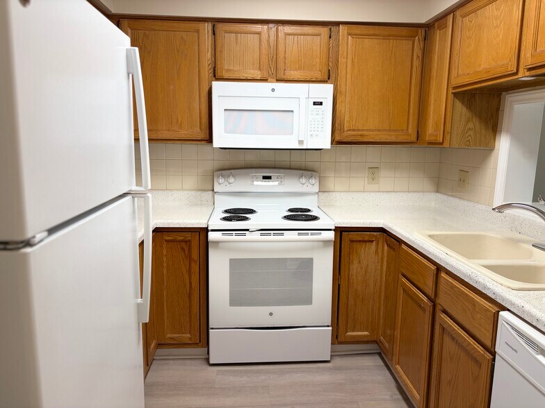 Building Photo - 33 Forest Green Dr
