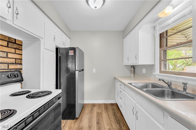 Building Photo - 1171 Hilltop Dr