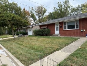 Building Photo - Extremely sharp, clean and roomy 2 BR Dupl...