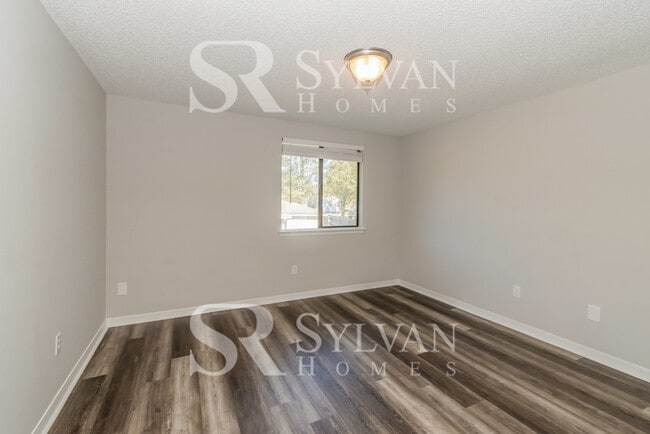 Building Photo - This charming 3BR 2BA home is ready to welcome you home