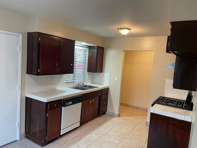 Building Photo - 1333 Woodside Dr