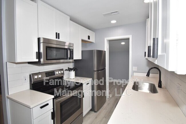 Building Photo - 113 Susan Dr