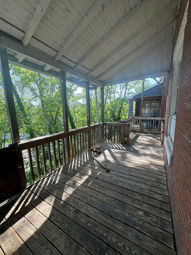 Building Photo - Large 3 bed, 2 full bath