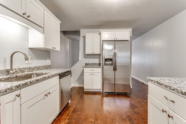 Building Photo - Beautiful Newly Renovated 3 Bedroom 2 Bath...