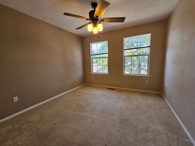 Building Photo - Beautiful Townhome - Great Location - Gara...