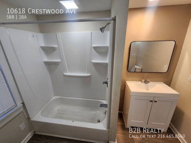 Building Photo - 10618 Crestwood Ave